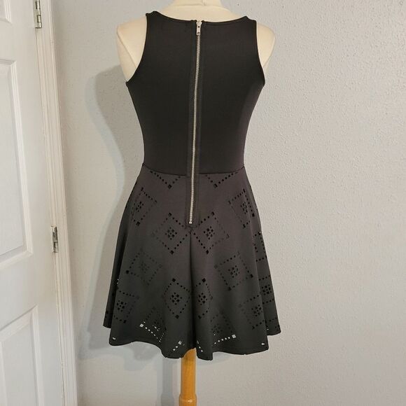 Material girl sleeveless cur out designed black dress sz M - Picture 4 of 8